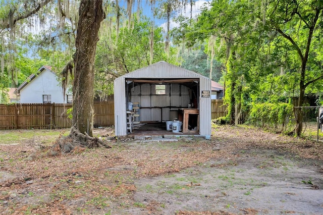 415 S 9th St, Leesburg, FL 34748 - view of outbuilding featuring an outdoor structure and fence