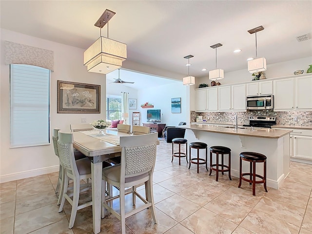 dining area featuring visible vents, baseboards, light tile patterned floors, recessed lighting, and a ceiling fan