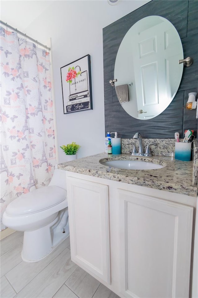 full bath with curtained shower, toilet, and vanity