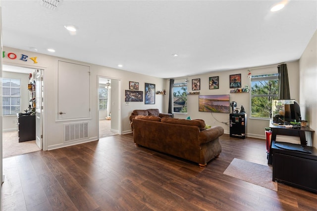 living area featuring recessed lighting, wood finished floors, visible vents, and baseboards