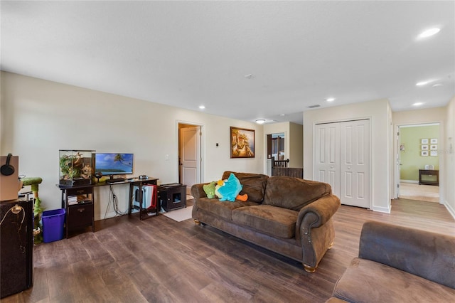 living area featuring dark wood-style floors, recessed lighting, and baseboards