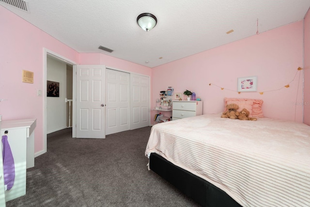 bedroom featuring visible vents, a textured ceiling, a closet, and carpet flooring