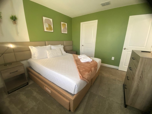 bedroom featuring visible vents, carpet flooring, and baseboards