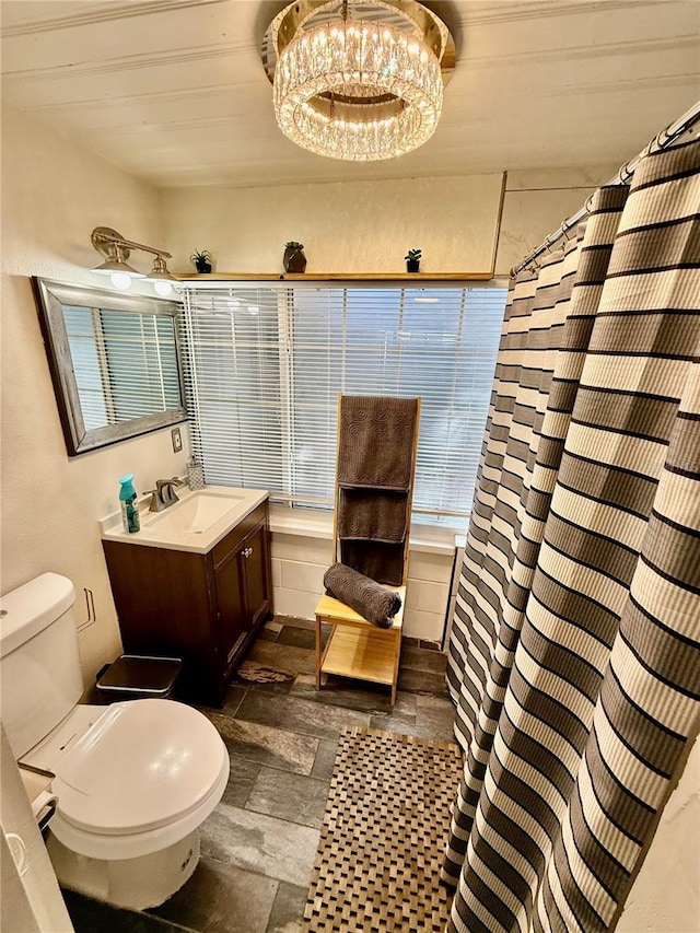 full bath with vanity, an inviting chandelier, toilet, and a shower with shower curtain