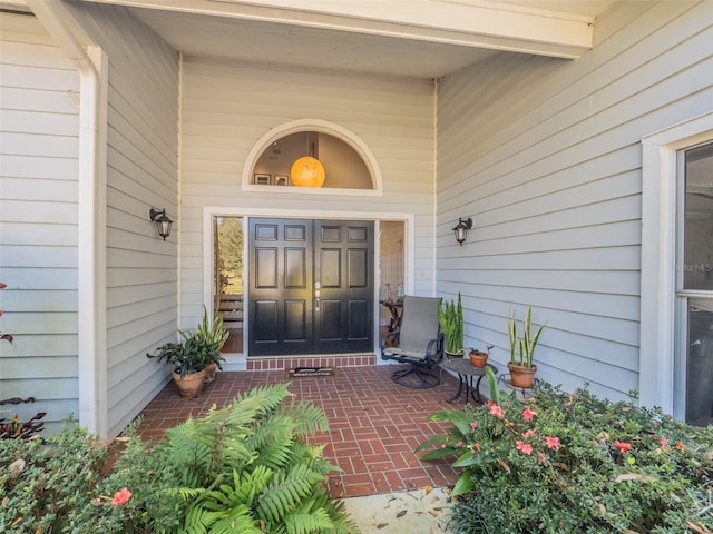 entrance to property featuring a porch