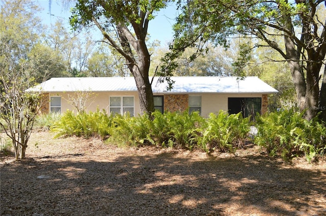 view of front facade featuring stucco siding