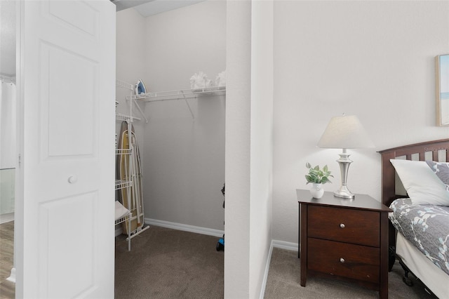 bedroom featuring carpet flooring, baseboards, and a closet