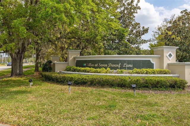 community sign featuring a yard