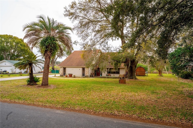 view of front of house featuring a front yard