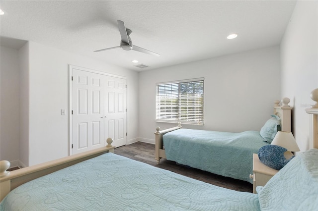 bedroom featuring visible vents, a ceiling fan, wood finished floors, recessed lighting, and baseboards