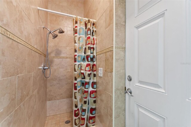 full bathroom featuring a tile shower