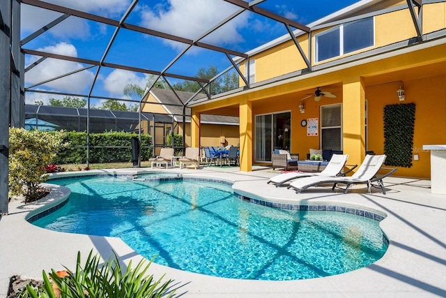 outdoor pool featuring an in ground hot tub, a ceiling fan, and a patio area