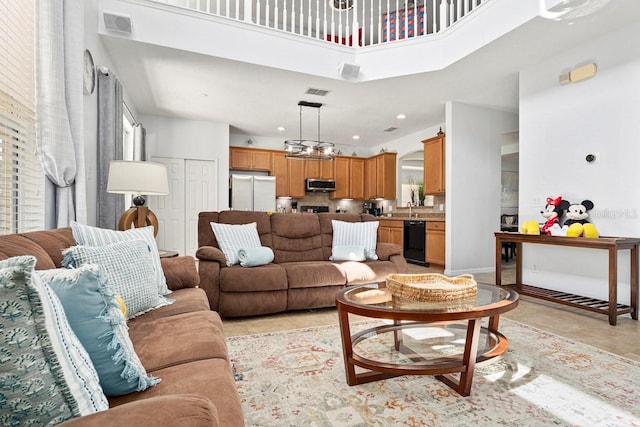 living area featuring light tile patterned floors, visible vents, baseboards, and recessed lighting