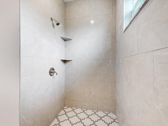 bathroom featuring tiled shower