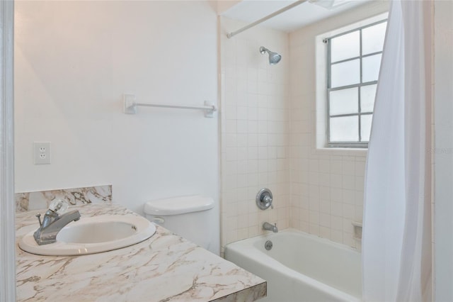 bathroom with toilet, vanity, and shower / bath combo