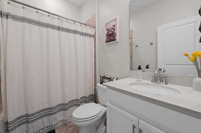 full bathroom with curtained shower, toilet, and vanity