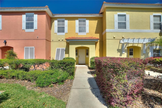 multi unit property featuring stucco siding