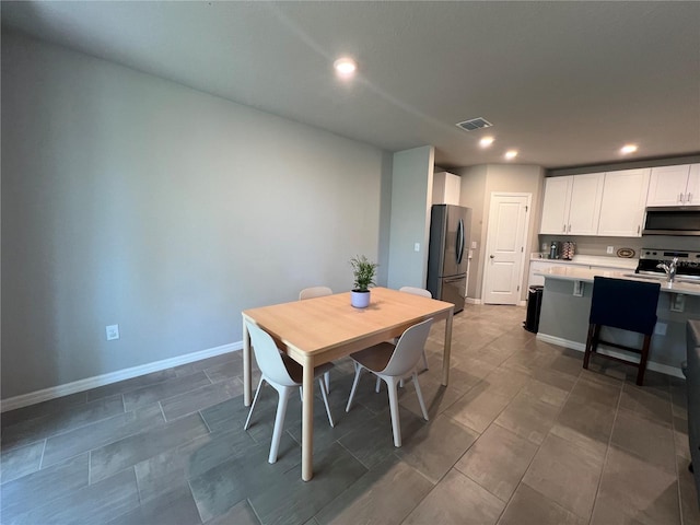 dining space with visible vents, recessed lighting, and baseboards