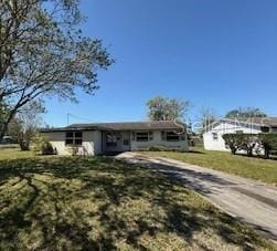 ranch-style home featuring a front lawn