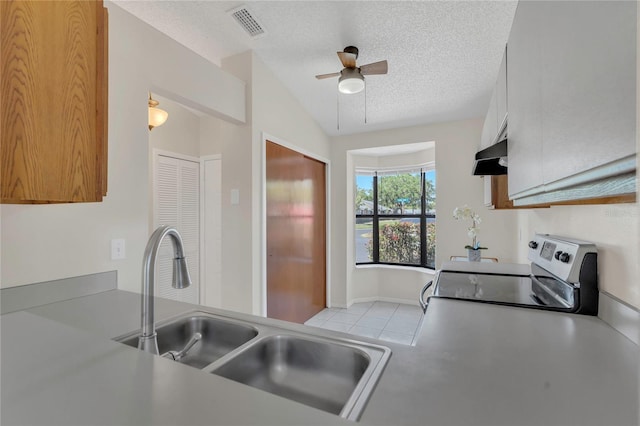 2435 King Oak Ln, Saint Cloud, FL 34769 - kitchen with visible vents, range with electric cooktop, ceiling fan, a textured ceiling, and a sink