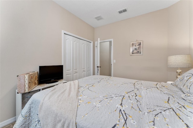 bedroom featuring visible vents, baseboards, and a closet