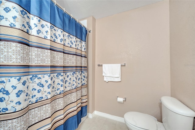 4561 Yellowgold Rd E Unit 107, Kissimmee, FL 34746 - full bath featuring baseboards, toilet, tile patterned floors, and curtained shower