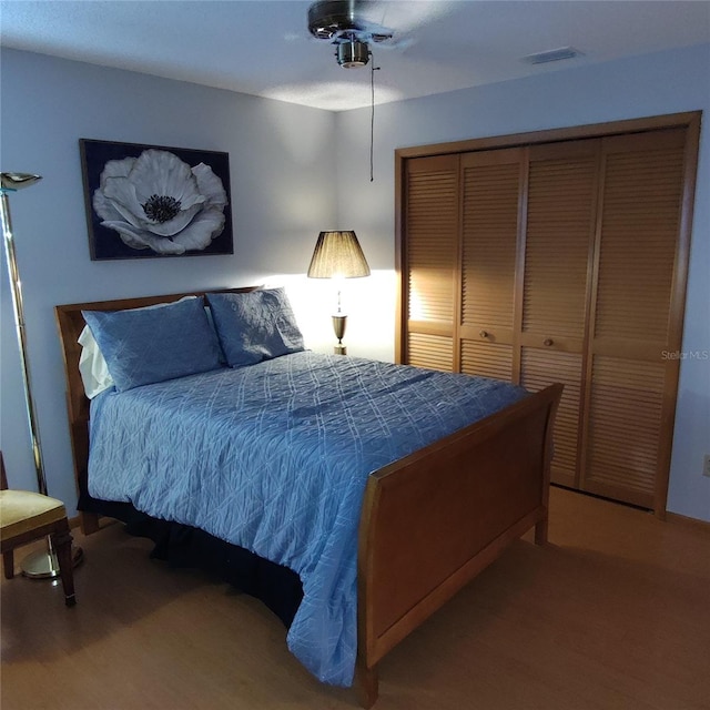 12966 Broakfield Cir, Orlando, FL 32837 - bedroom featuring visible vents, ceiling fan, a closet, and wood finished floors