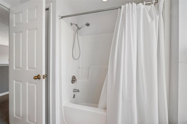 1048 Lake Berkley Dr, Kissimmee, FL 34746 - full bath featuring shower / tub combo and baseboards