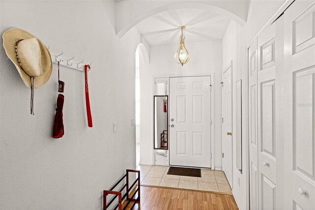 1149 S Beach Cir, Kissimmee, FL 34746 - entrance foyer featuring arched walkways and light wood-style floors