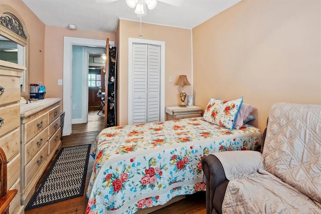 bedroom featuring dark wood-type flooring, ceiling fan, baseboards, and a closet