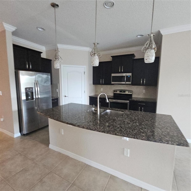 kitchen featuring a sink, dark cabinetry, stainless steel appliances, and ornamental molding