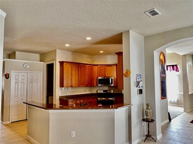2920 River Birch Dr, Kissimmee, FL 34741 - kitchen featuring visible vents, stainless steel appliances, recessed lighting, arched walkways, and light tile patterned floors