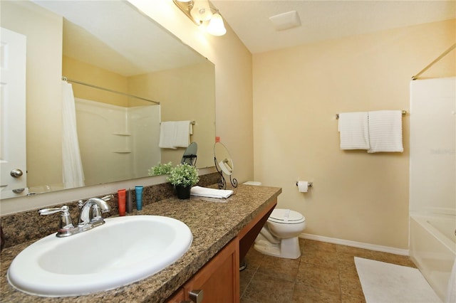 full bath with baseboards, vanity, toilet, and shower / bath combo