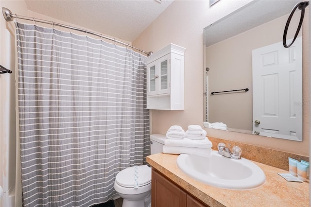 5101 Staniard Dr, Kissimmee, FL 34746 - full bathroom featuring a shower with shower curtain, vanity, a textured ceiling, and toilet
