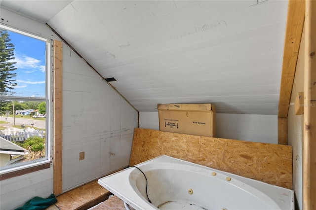 514 Massachusetts Ave, Saint Cloud, FL 34769 - bathroom with a tub with jets and vaulted ceiling