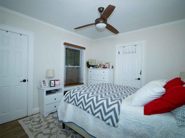 bedroom featuring crown molding, a ceiling fan, and wood finished floors