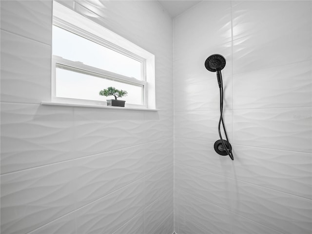 145 Willow Dr, Poinciana, FL 34759 - interior details featuring a tile shower
