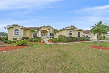 18011 Prairie Wolf Gln, Parrish, FL 34219 - view of front of house featuring stucco siding and a front yard