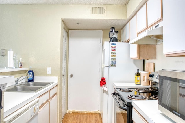 4105 Tropical Isle Blvd Unit 231, Kissimmee, FL 34741 - kitchen featuring light countertops, under cabinet range hood, light wood-style floors, visible vents, and stainless steel appliances