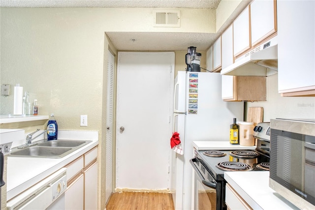 4105 Tropical Isle Blvd Unit 231, Kissimmee, FL 34741 - kitchen featuring light wood-style floors, visible vents, appliances with stainless steel finishes, under cabinet range hood, and light countertops