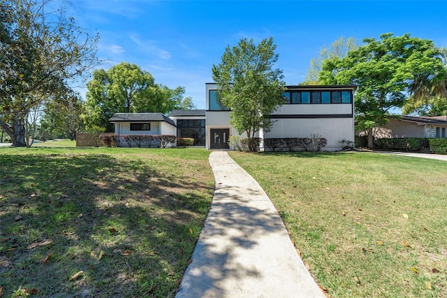 mid-century modern home with a front yard