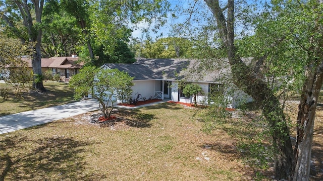view of front of property featuring a front yard and driveway