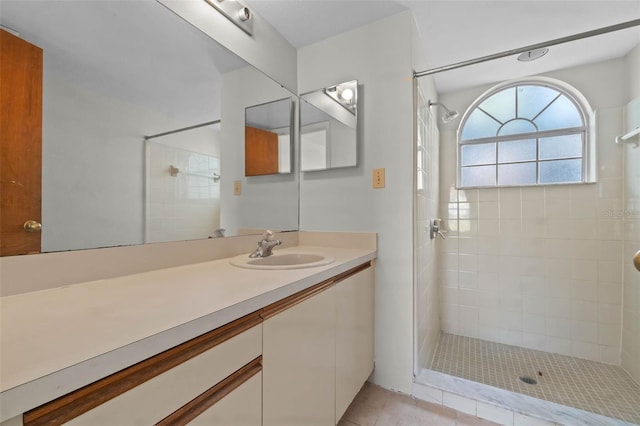 2745 N Poinciana Blvd Unit 65, Kissimmee, FL 34746 - bathroom featuring tile patterned flooring, tiled shower, and vanity