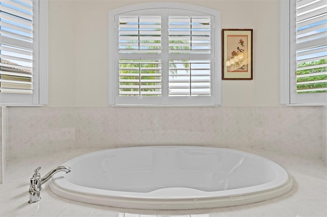 469 Sorrento Rd, Kissimmee, FL 34759 - full bath featuring a bath and a healthy amount of sunlight