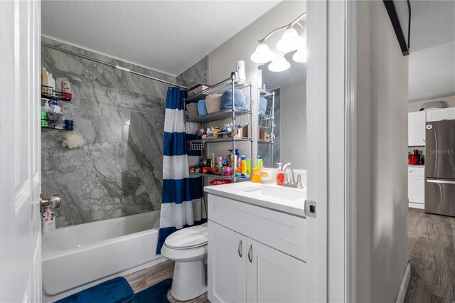 2804 Robinson Rd, Plant City, FL 33565 - full bathroom featuring shower / bath combination with curtain, a textured ceiling, vanity, toilet, and wood finished floors