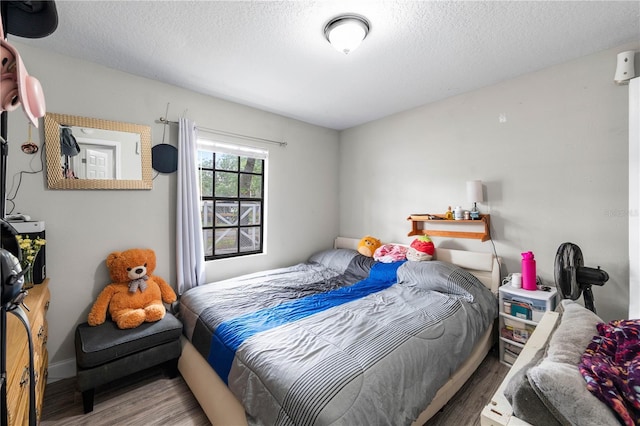 2804 Robinson Rd, Plant City, FL 33565 - bedroom featuring a textured ceiling and wood finished floors