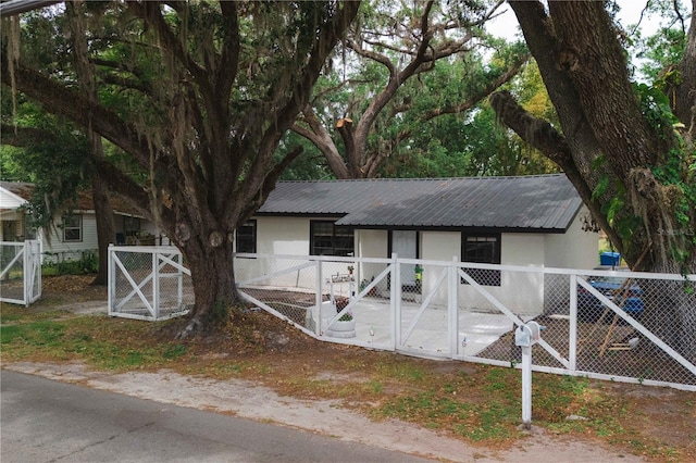 2804 Robinson Rd, Plant City, FL 33565 - view of front of property featuring fence and metal roof