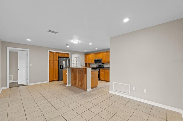 14010 102nd Ave, Largo, FL 33774 - kitchen featuring visible vents, baseboards, appliances with stainless steel finishes, a kitchen island with sink, and recessed lighting