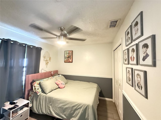 6922 Doehring Dr, Lakeland, FL 33810 - bedroom with a ceiling fan, a textured ceiling, visible vents, and a closet