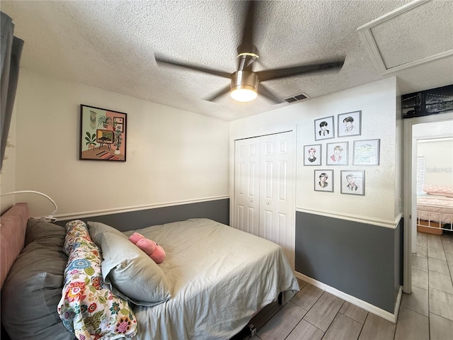 6922 Doehring Dr, Lakeland, FL 33810 - bedroom featuring a textured ceiling, attic access, a ceiling fan, visible vents, and a closet